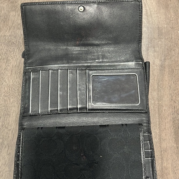 Coach wallet used has imperfections - Picture 2 of 4